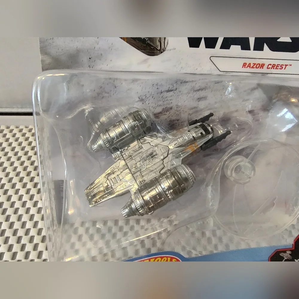 Hot Wheels Starships Razor Crest The Mandalorian Star Wars Die-Cast NWT Disney